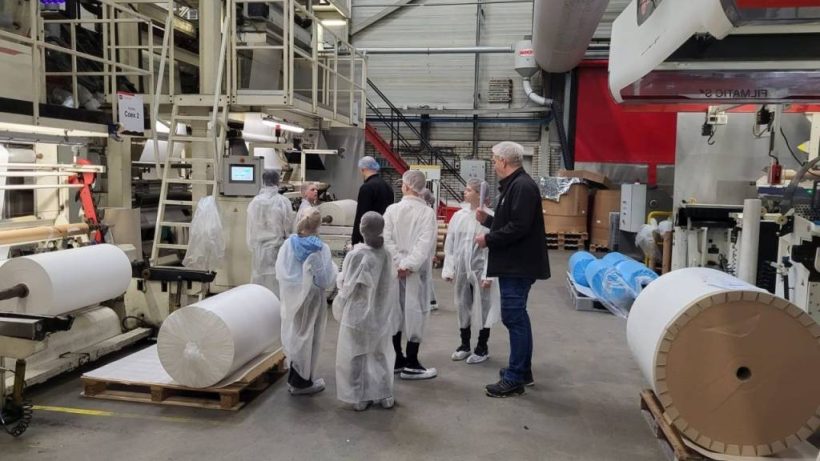 Groep 8 van De Samensprong bezoekt KIVO Flexible Plastics afbeelding